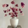 Beige matte vaas met bloesem boeket burgundy roze