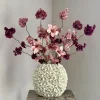 Beige vaas met burgundy roze zijden bloem boeket