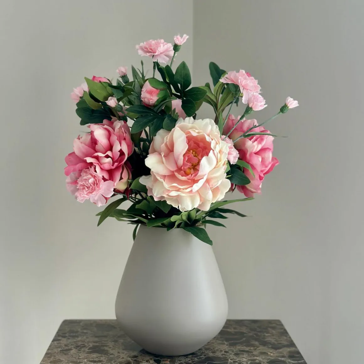 Beige vaas met kunst pioen rozen boeket