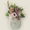 Beige vaas met zijden bloem boeket nude