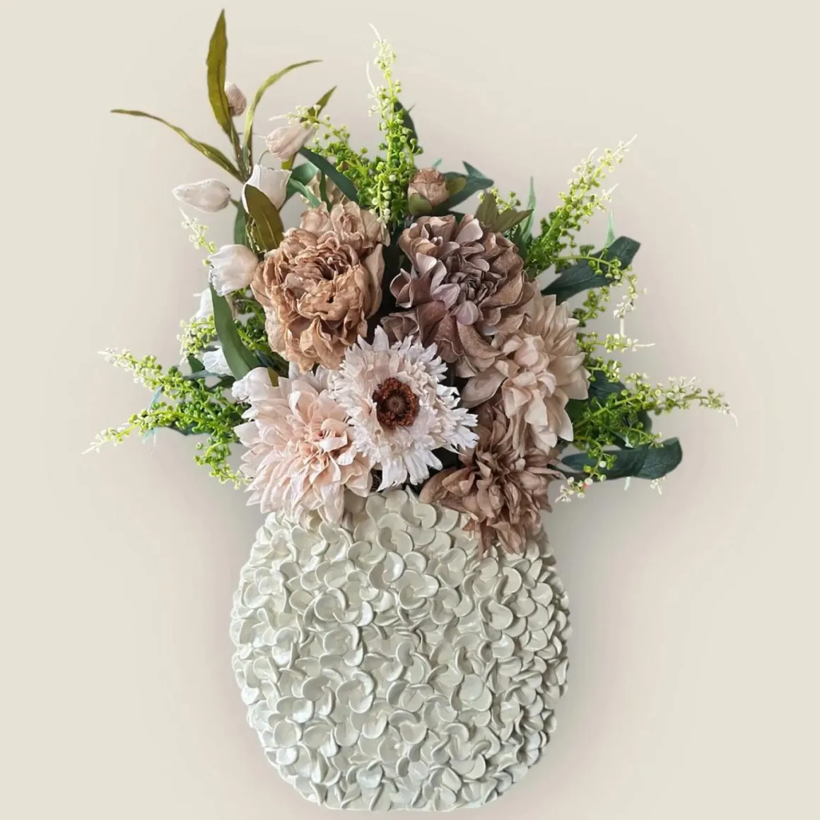 Beige vaas met zijden bloem boeket nude