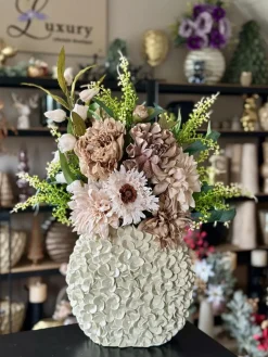 Beige vaas met zijden bloem boeket nude