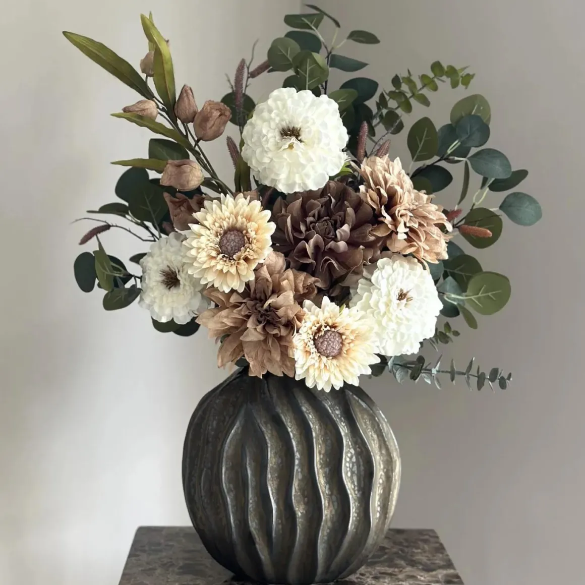 Bronze vaas met zijden bloem boeket nude