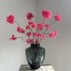 Glazen smoke vaas zwart met roze fuchsia kersenbloesem