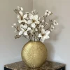 Gouden vaas ovaal met zijden bloem boeket wit