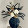 Grote zwarte vaas met zijden bloemen