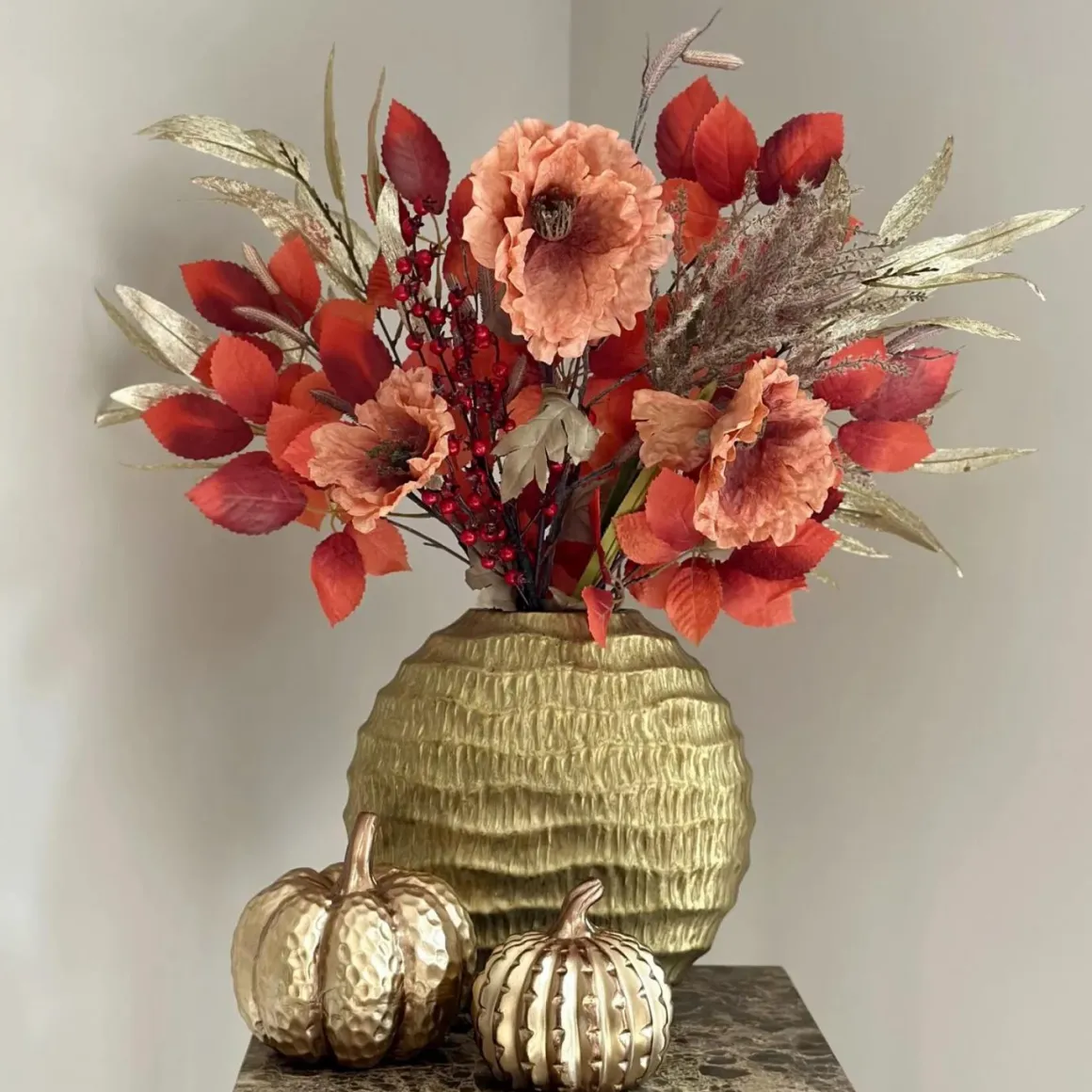 Herfst decoratie vaas met zijden bloemen