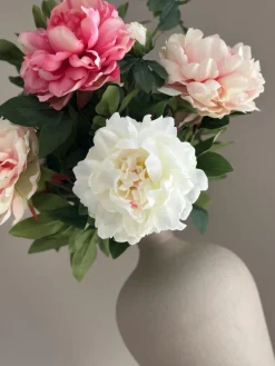 Hoge beige vaas met kunstbloemen pioenrozen