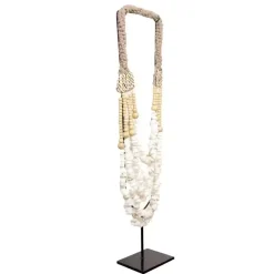 J38 schelp ketting ornament op voet standaard