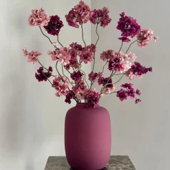 Matte vaas violet met bloesem boeket burgundy roze