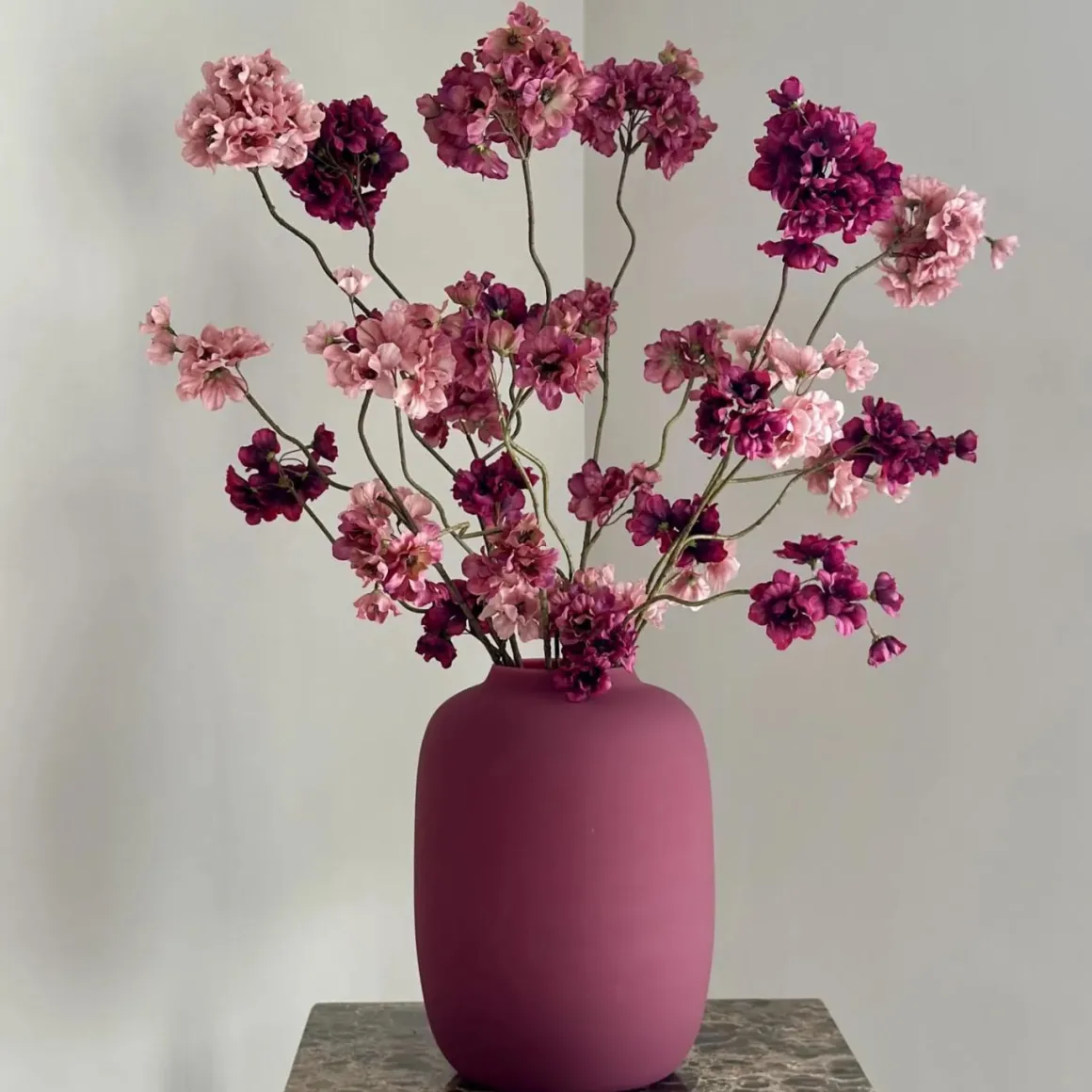 Matte vaas violet met bloesem boeket burgundy roze