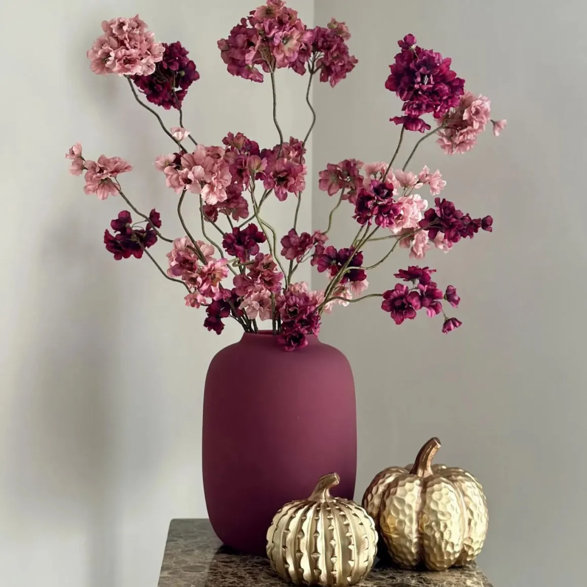 Matte vaas violet met bloesem boeket burgundy roze