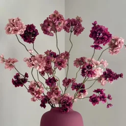 Matte vaas violet met bloesem boeket burgundy roze