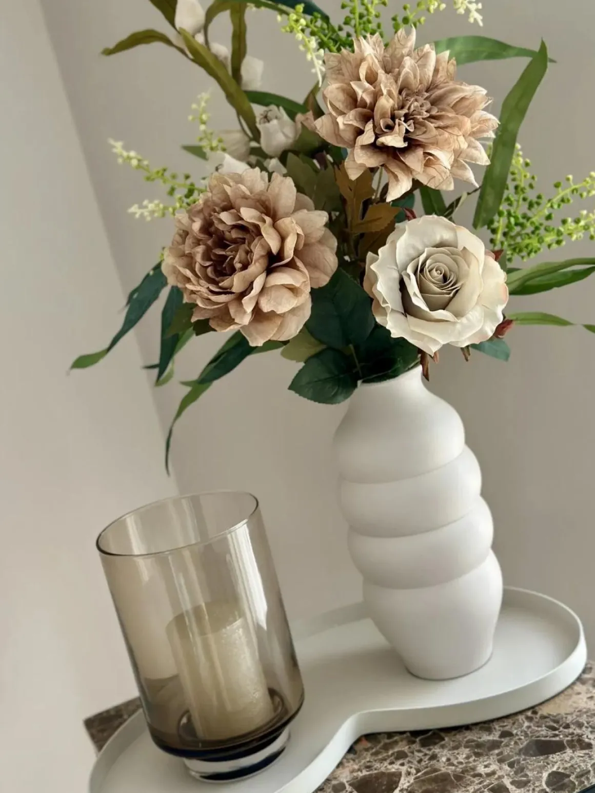 Tafeldecoratie set beige vaas met nude boeket