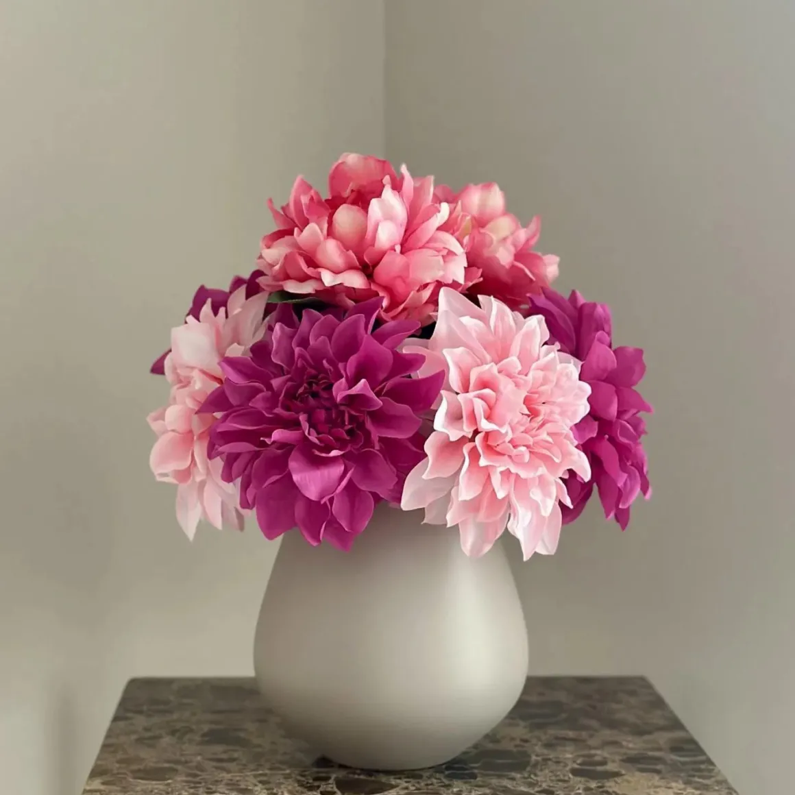 Tafeldecoratie set beige vaas met roze fuchsia