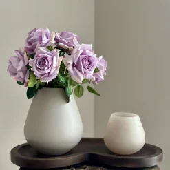 Tafeldecoratie set beige vaas met rozen en walnoot dienblad