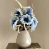 Vaas met blauwe zijden kunst bloem boeket