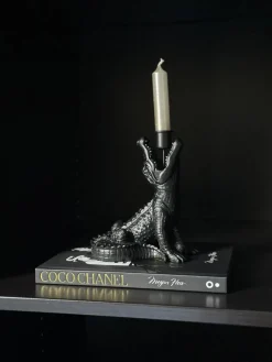 Vakkenkast decoratie set Krokodil kandelaar en Chanel tafelboek