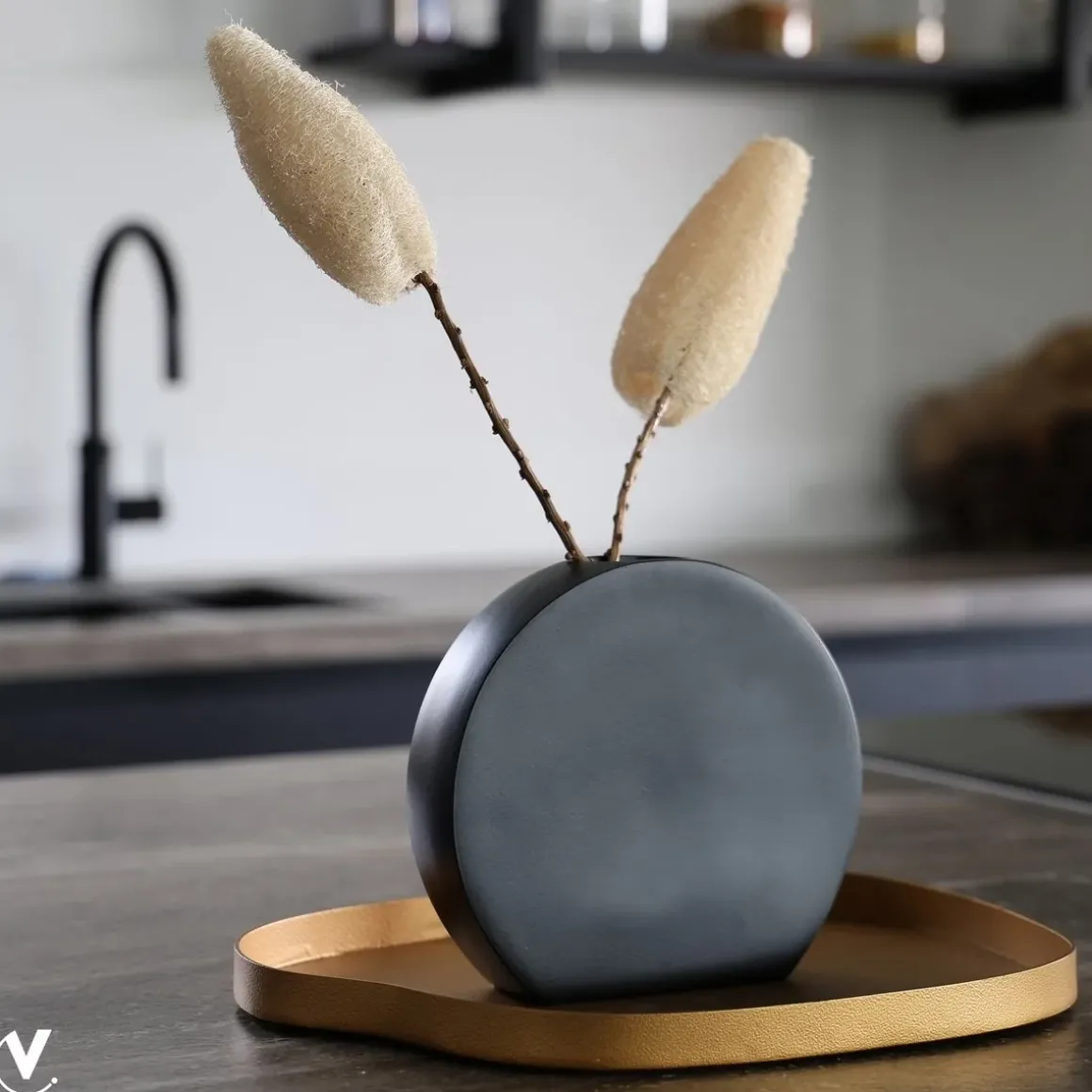Vase the world – organisch dienblad Bariri gold – goud