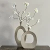 Vensterbank decoratie vaas beige + zijden bloesemtakken wit
