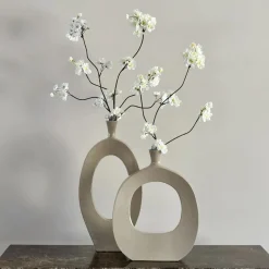 Vensterbank decoratie vaas beige + zijden bloesemtakken wit