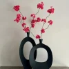 Vensterbank decoratie vaas zwart + zijden bloesemtakken fuchsia