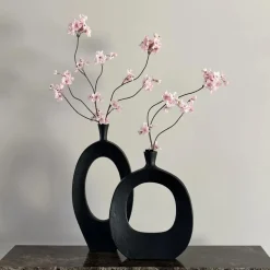 Vensterbank decoratie vaas zwart + zijden bloesemtakken