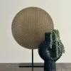 Vensterbank of side table decoratie set goud zwart vaas met erwtenplant en ornament