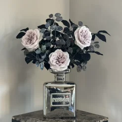 Zilveren parfum vaas met zijden bloem boeket lila zwart