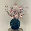 Zwarte ovale vaas met paars roze kunst bloemen