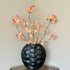 Zwarte schildpad vaas met zijden kunstbloemen boeket