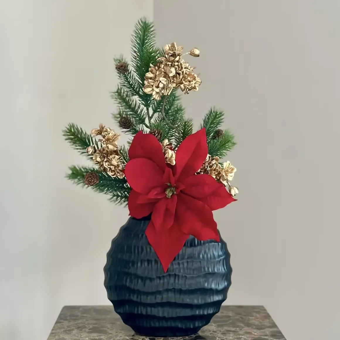 Zwarte vaas met kerst kunstboeket